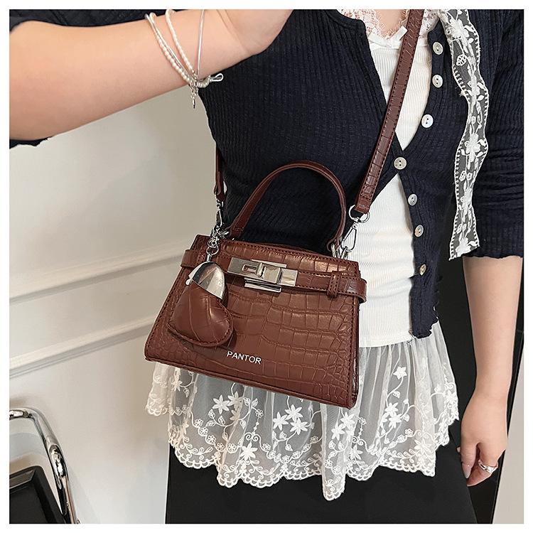 Весенняя Сумка, Женская Сумка на Одно Плечо Crossbody с Подвеской, Высококлассный Стиль, Нишевая Мода для Поездок на Работу, Женская Сумка