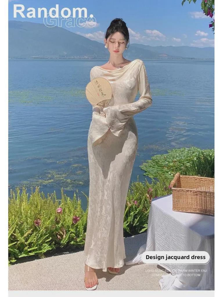 Элегантное китайское платье с воротником из жаккарда и длинными рукавами и узкой талией