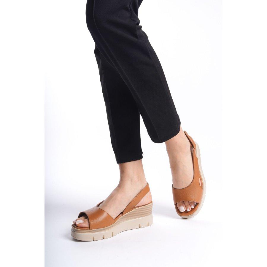 Женские повседневные босоножки на танкетке из натуральной кожи