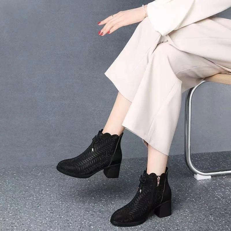 Модная брендовая женская обувь 2024 года, классический стиль, полые дышащие, модные женские короткие ботинки, удобные туфли на толстом каблуке и платформе