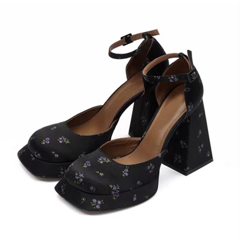 У Юй Шусинь такие же белые туфли на высоком каблуке, толстые каблуки, маленькие средневековые туфли, водонепроницаемый столик, туфли Мэри Джейн.