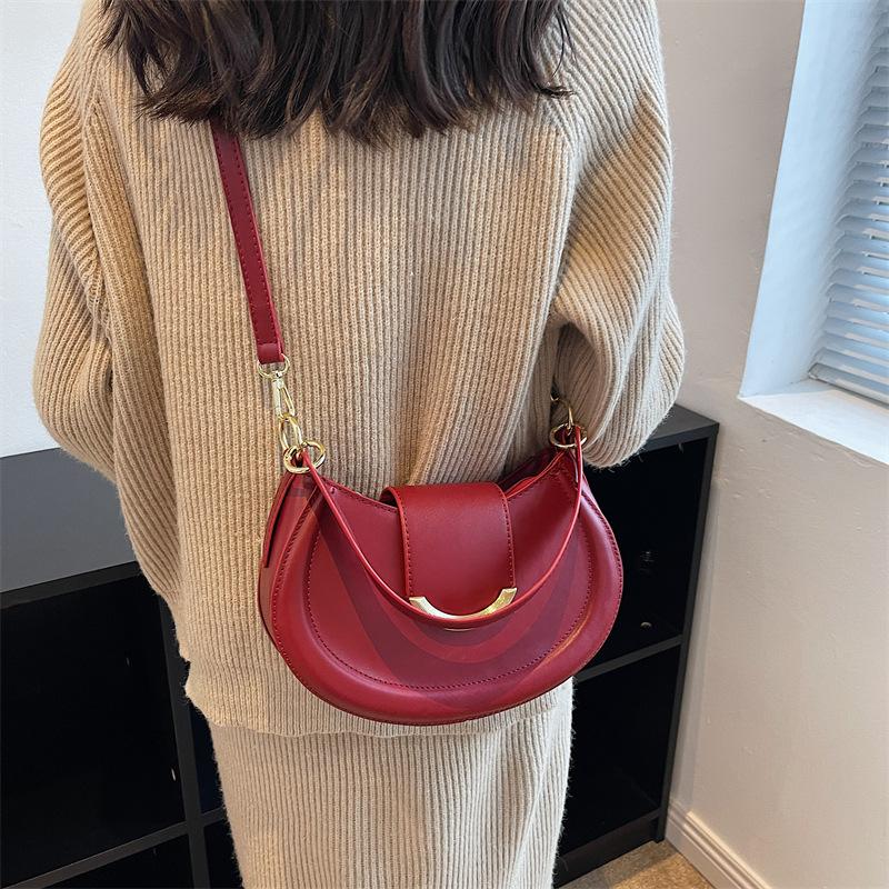 Fashion Korean version niche underarm bag 2025 new simple hand shoulder bag versatile temperament messenger commuter lady