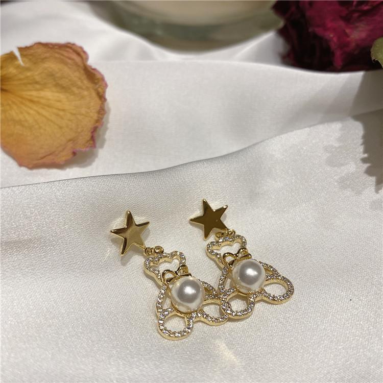 Серьги-подвески с изображением мультяшного медведя и жемчуга. Изысканные и компактные универсальные серьги.