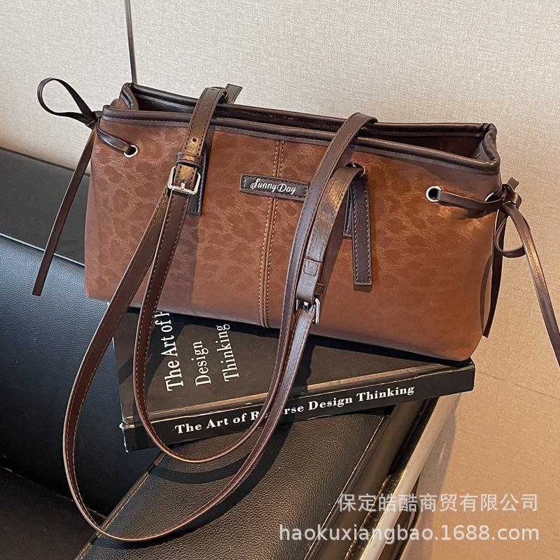 Leopard print bag women's large capacity 2025 new autumn and winter retro shoulder underarm bag niche portable work commuter bag
