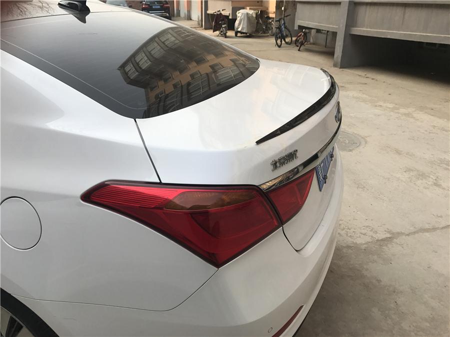 Универсальный мягкий спойлер на крышу багажника автомобиля, цвет карбон, заднее крыло, накладка-липкая лента, комплект 1,3 м