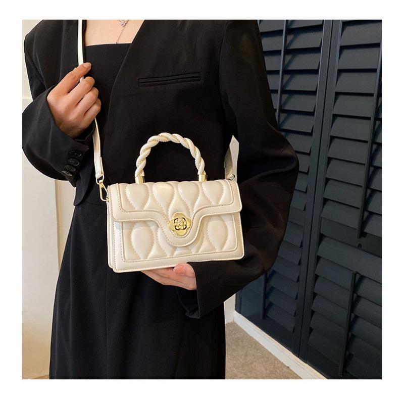 Маленькая и модная ручная маленькая квадратная сумка с нишевым дизайном для женщин. Новая зимняя нишевая сумка 2024 года с текстурой. Сумка через плечо Instagram.