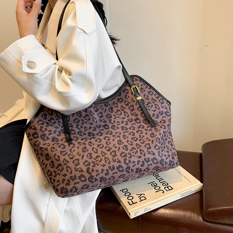 Fashion large-capacity leopard print tote bag 2025 autumn and winter new work commuter armpit bag casual shoulder bag