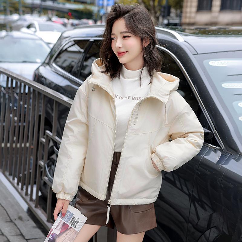 Женская короткая стеганая зимняя куртка с капюшоном на хлопковой подкладке