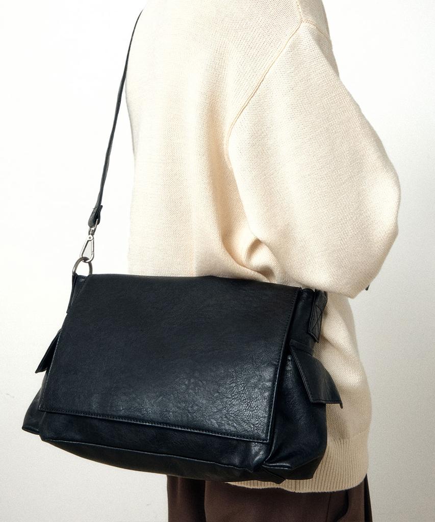 Maison Mined Сумка через плечо из фактурной кожи Черная
