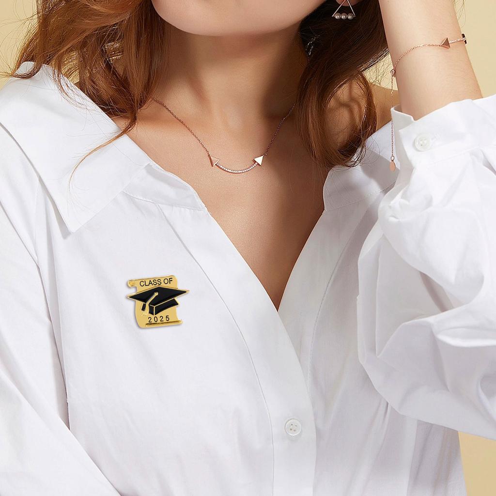 Брошь на выпускной из сплава премиум-класса Классическая брошь на выпускной для встреч выпускников и коллекций памятных вещей