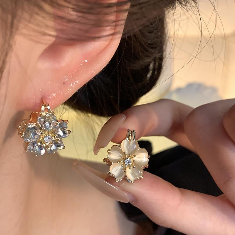 Серьги-пусеты из серебра 925 пробы, маленькие, свежие, универсальные, в виде цветков, женские, легкая роскошь, нишевые, премиальные, с жемчугом