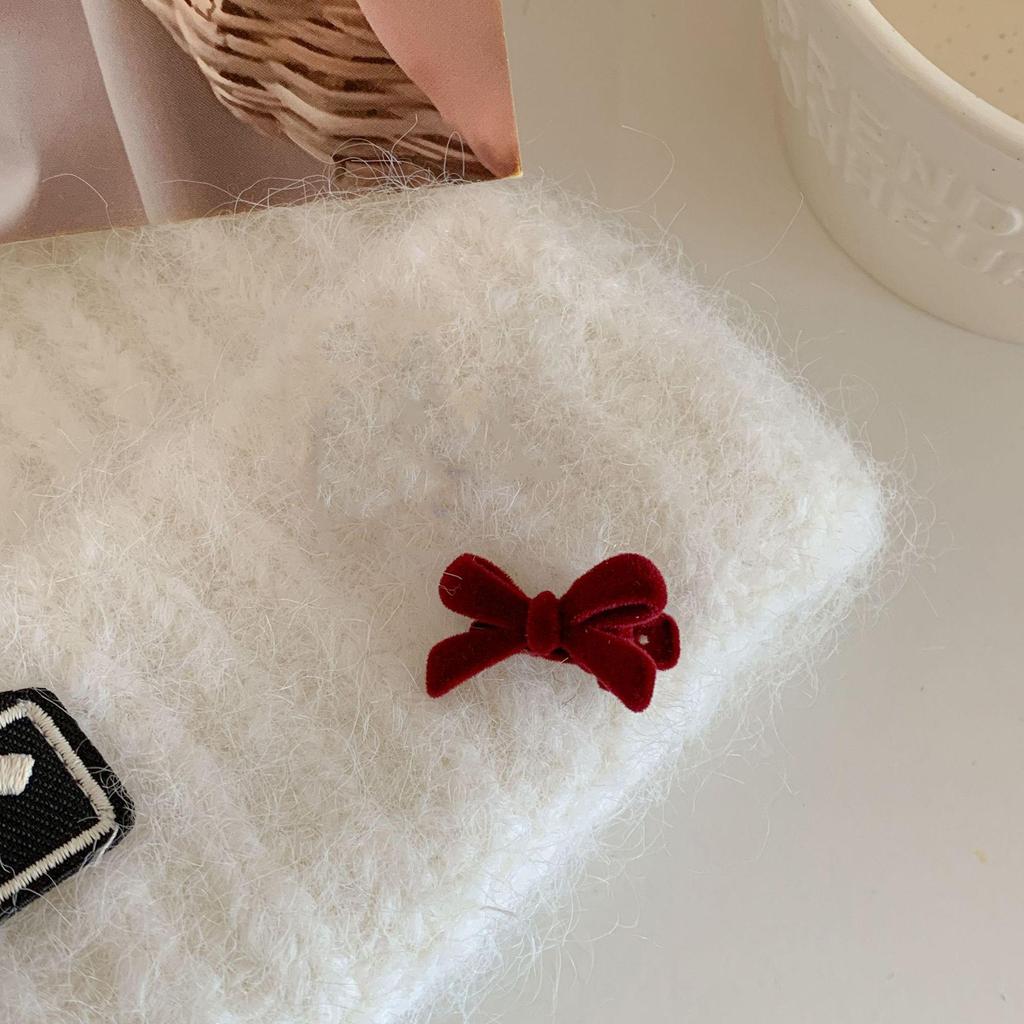 Заколка-бантик из бархата: Заколка-уточка 2024 года для челки и лба