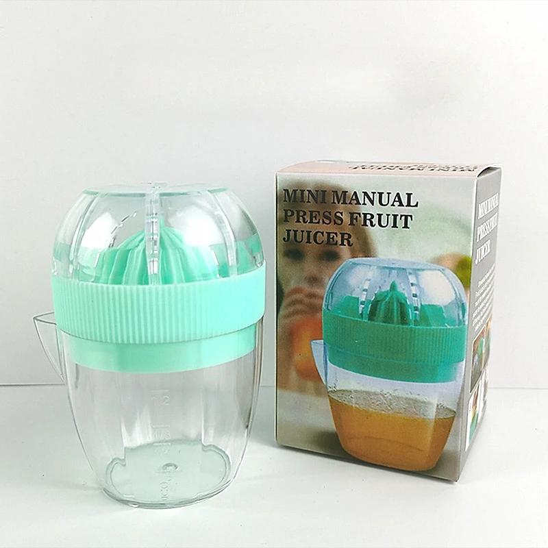 Manual Juicer Lemon Squeezer Portable Mini Citrus Juicer Bottle Household Plastic Orange Juice Machine with Lid Kitchen Gadgets