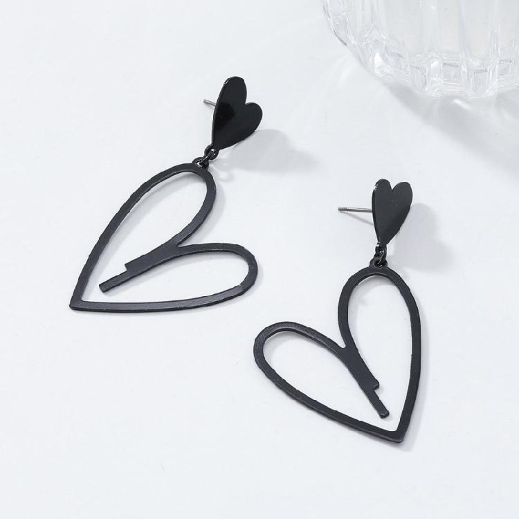 Modern Black Heart Pendant Earrings Vintage Modern Jewelry Lightweight Alloy Earwear Accessory for Fashion Enthusiasts