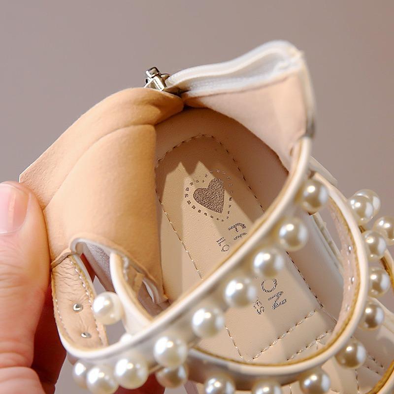 Сандалии для девочек, новинка 2024 года, летние новые модные туфли принцессы для маленьких девочек, детские туфли в сказочном стиле с мягкой подошвой и жемчугом