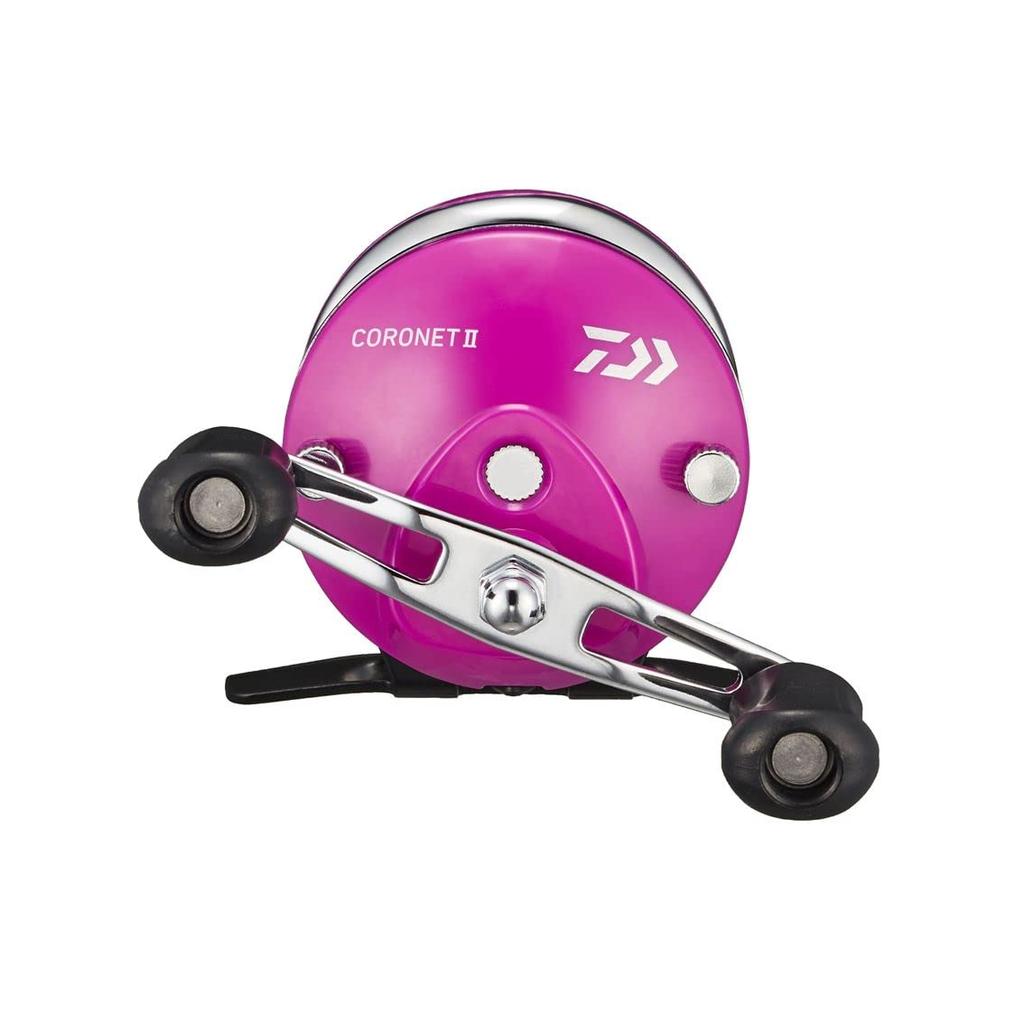 Daiwa Двухосевая катушка 22 Coronet II Purple (Модель 2022 года)