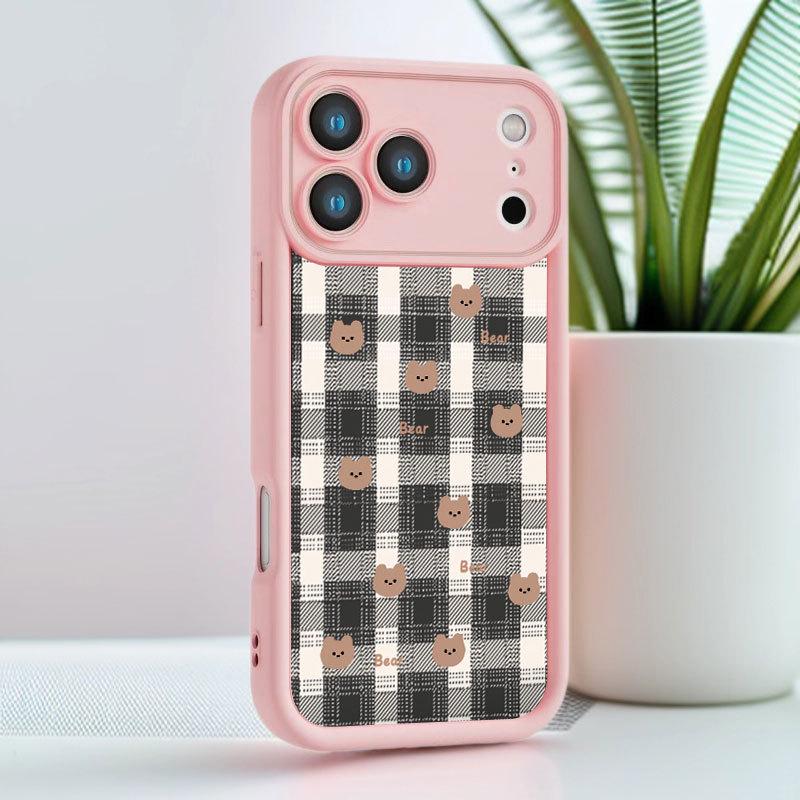 Клетчатый Мишка Чехол для iPhone: Милая, ударопрочная защита для iPhone 13, 14 Pro Max, 15 и 16 Pro.