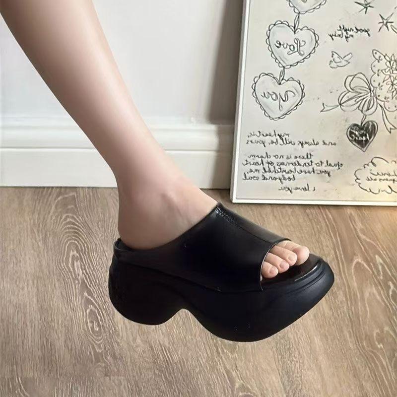 Тапочки на платформе женские летние уличные новые на толстой подошве модные универсальные удобные босоножки увеличивающие рост женские тапочки