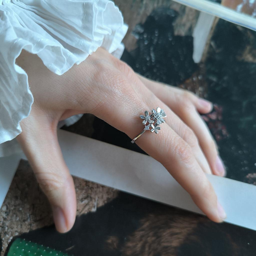 Серебряное кольцо с фианитами, вес изделия 2,56 гр (2208020)