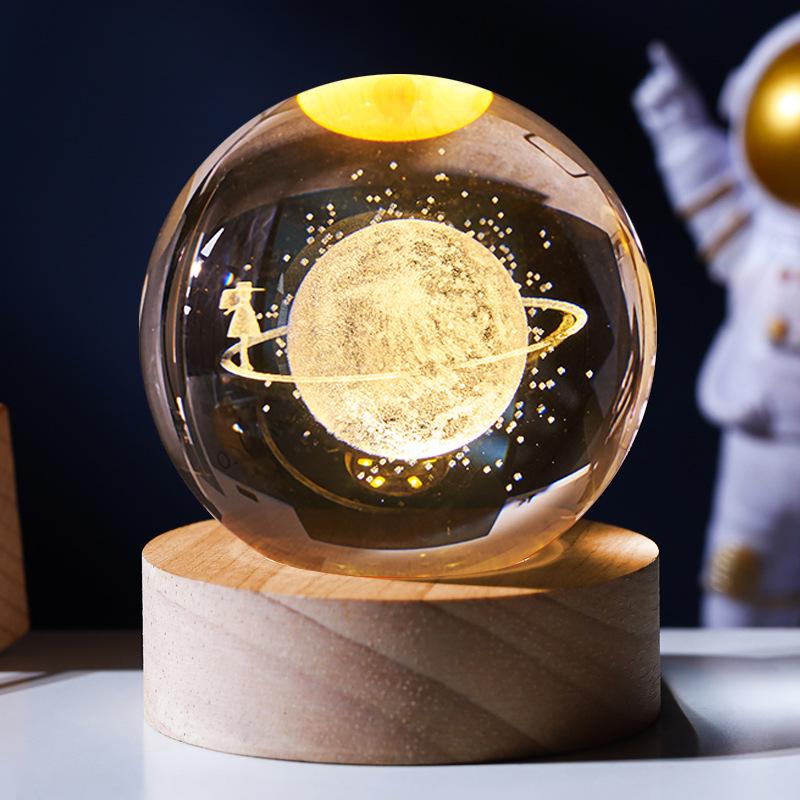 Большой хрустальный шар «Звездное небо» с астронавтом, ночник с 3D-гравировкой и светящейся деревянной подставкой - Идеальный подарок на день рождения для девушки.