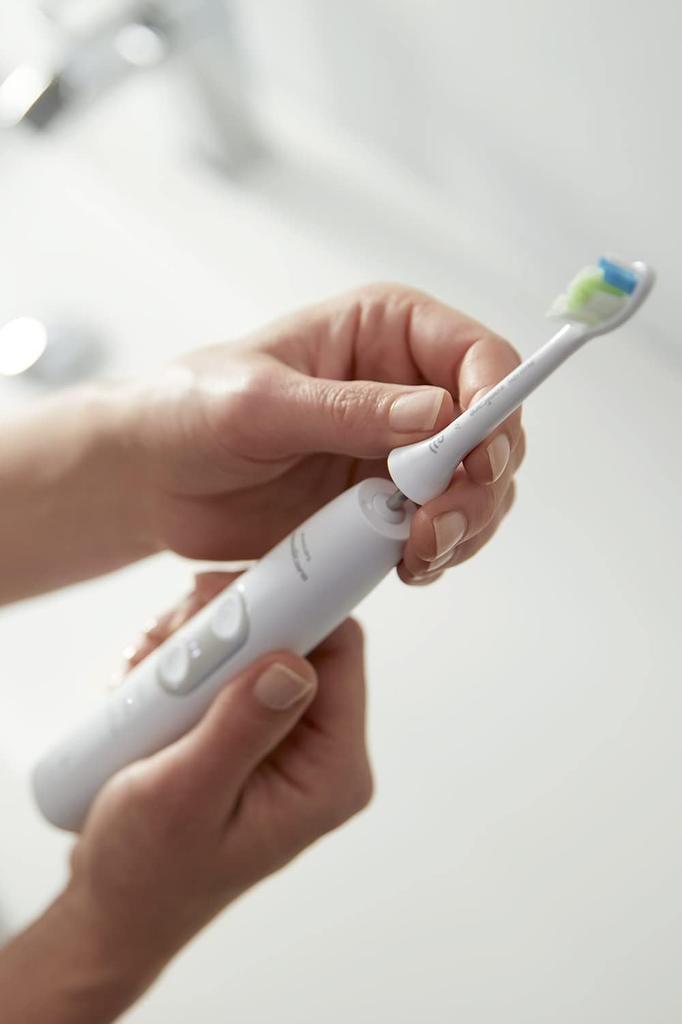 Philips Электрическая зубная щетка Sonicare Protect Clean Premium Brush белая (Белый плюс/Десны плюс/Язык в комплекте) HX6877/55