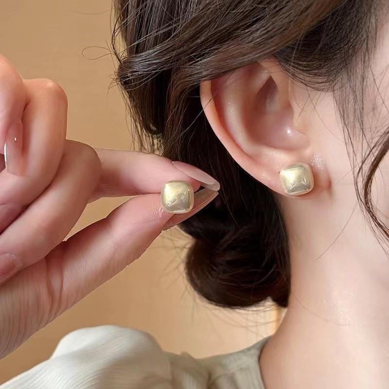 Серьги-бабочки с цирконом: Роскошь, универсальность, тренд сезона осень/зима