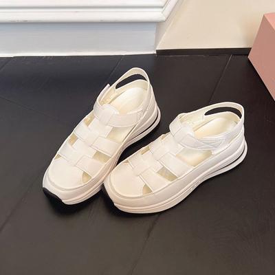 Модная женская обувь 2025 Высококачественные сандалии женские на ремешке с пряжкой Новые летние сандалии на танкетке с закрытым носком для офиса и карьеры