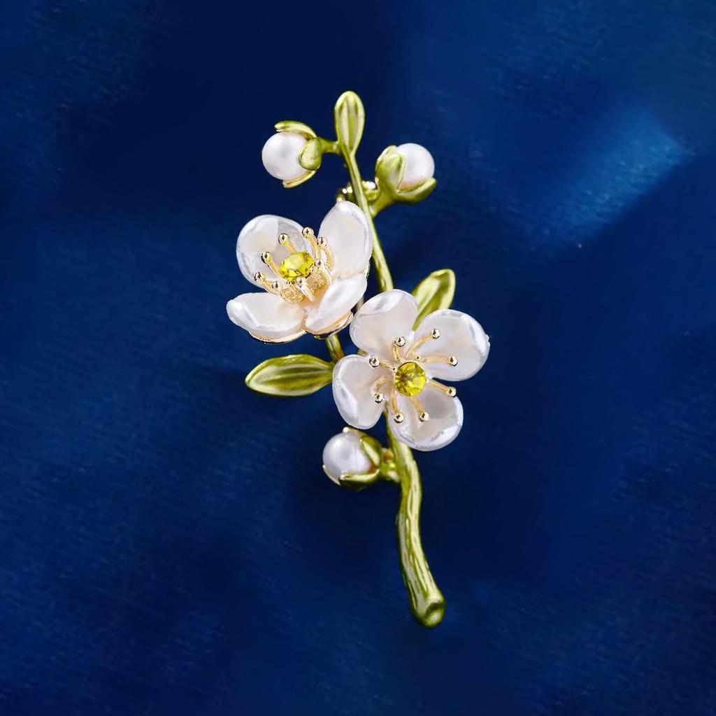 Yishu Pear Blossom Brooch High-End Women'S Niche Design Sense Brooch Pearl Enamel Blossom Pin Suit Coat Accessories