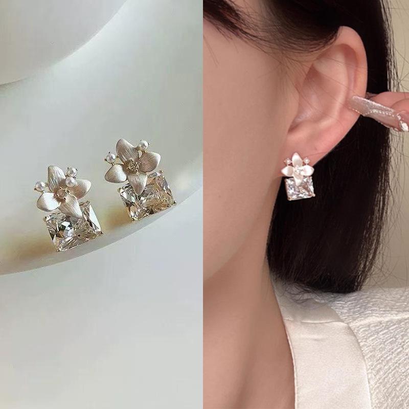 Серебряные Серьги-Гвоздики с Цветочным Узором из Сетки с Центром из Искусственного Жемчуга Элегантные Полые Цветочные Серьги для Женщин