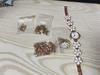 Ladies' Versatile Gift Set: Fashion Floral Chain English Watch & Daisy 5-Piece Set.