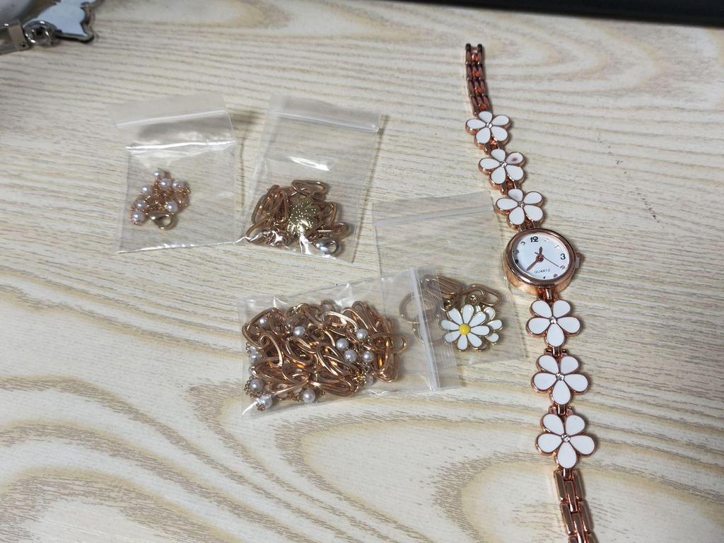 Ladies' Versatile Gift Set: Fashion Floral Chain English Watch & Daisy 5-Piece Set.