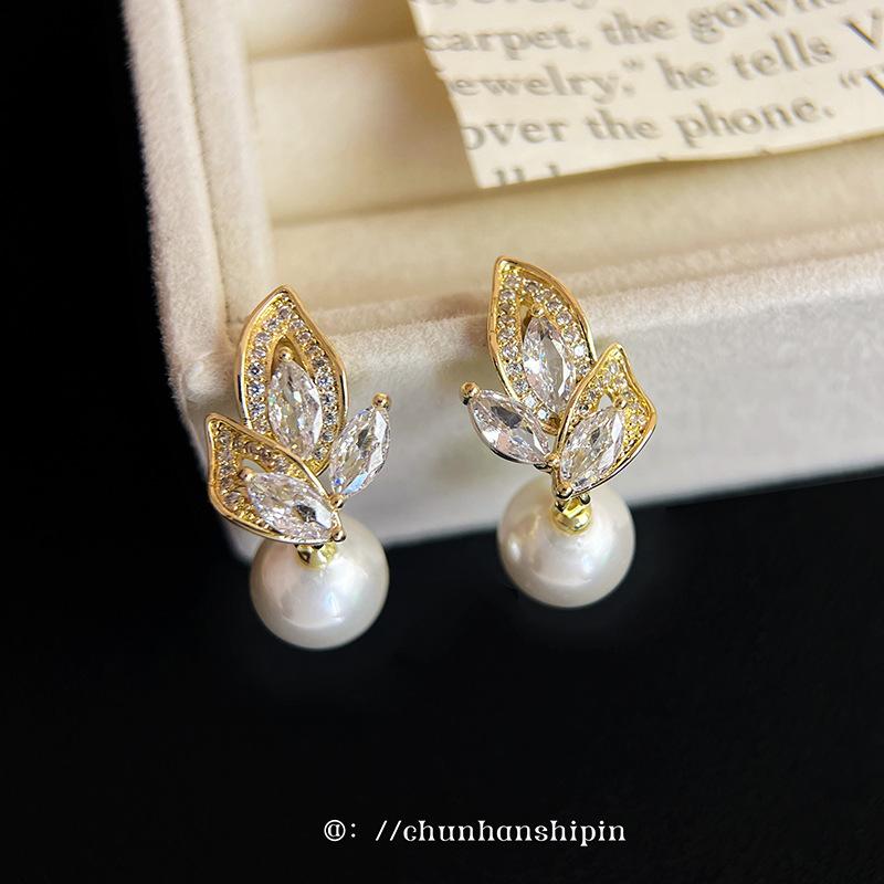 Micro-inlaid zircon leaf pearl ear clips without ear piercings, high-end sense, exquisite fashion earrings, niche design earrings.