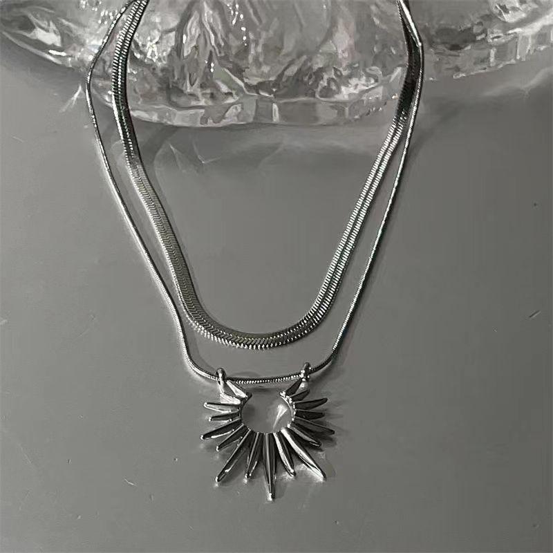 Vintage Double Layer Sun Pendant Necklace for Women Elegant Open Sunflower Chokers Snake Bone Chain Accessories Fashion Jewelry