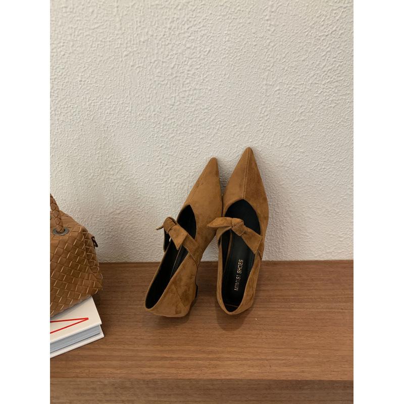 Французские туфли Мэри Джейн из замши на толстом каблуке с острым носком женские 2025 весна и осень новые вечерний бриз с юбкой низкий каблук одинарные туфли женские туфли