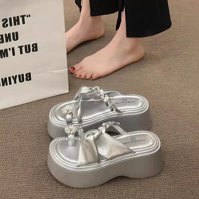 Толстоподошвенные увеличивающие рост и крутые тапочки для женской летней носки, новые модели с юбками, модный верх, сандалии на высоком каблуке со стразами на носке.