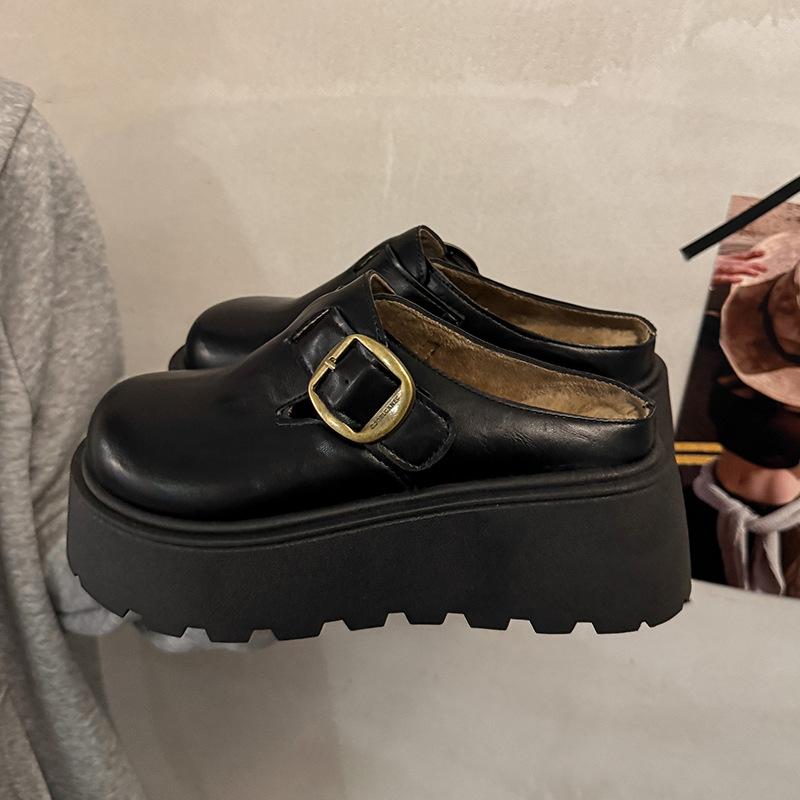 Полушлепанцы с толстой подошвой и закрытым носком для женщин, для ношения осенью 2025 года, новые модели, кожаная поверхность, круглый носок, увеличение высоты, маленькая кожа