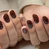 Коричневая серия Осень/Зима Носимый дизайн ногтей: Короткие круглые накладные ногти в белый горошек