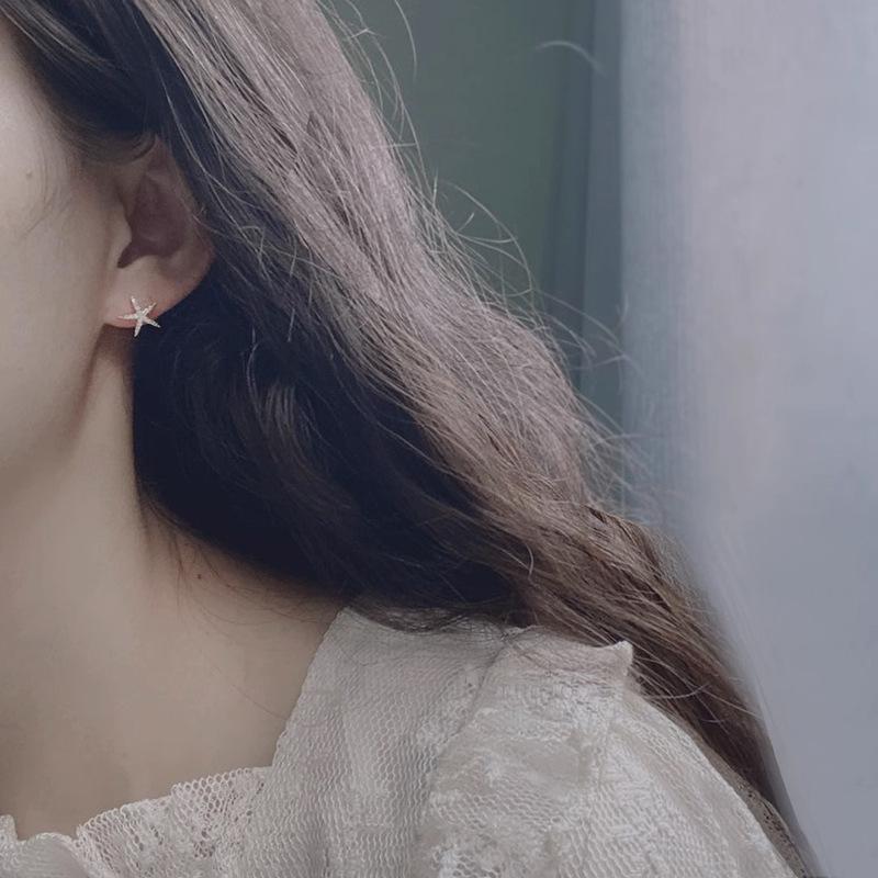 Серьги-гвоздики в виде морских звезд, женственные, маленькие и блестящие серьги с цирконами, милые и простые, подойдут в качестве летних украшений.
