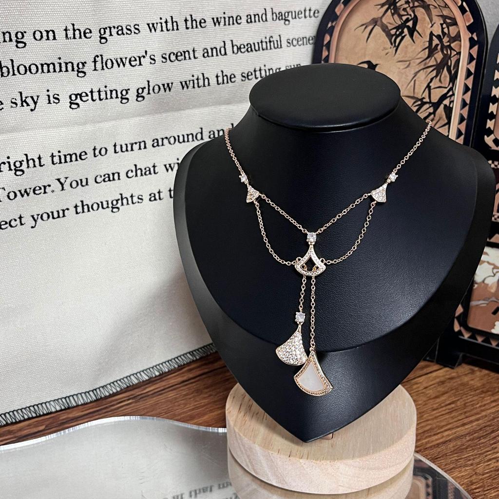 Элегантное колье-кисточка Seiko с бриллиантами, двухслойной юбкой и цепочкой для ключицы из белого перламутра