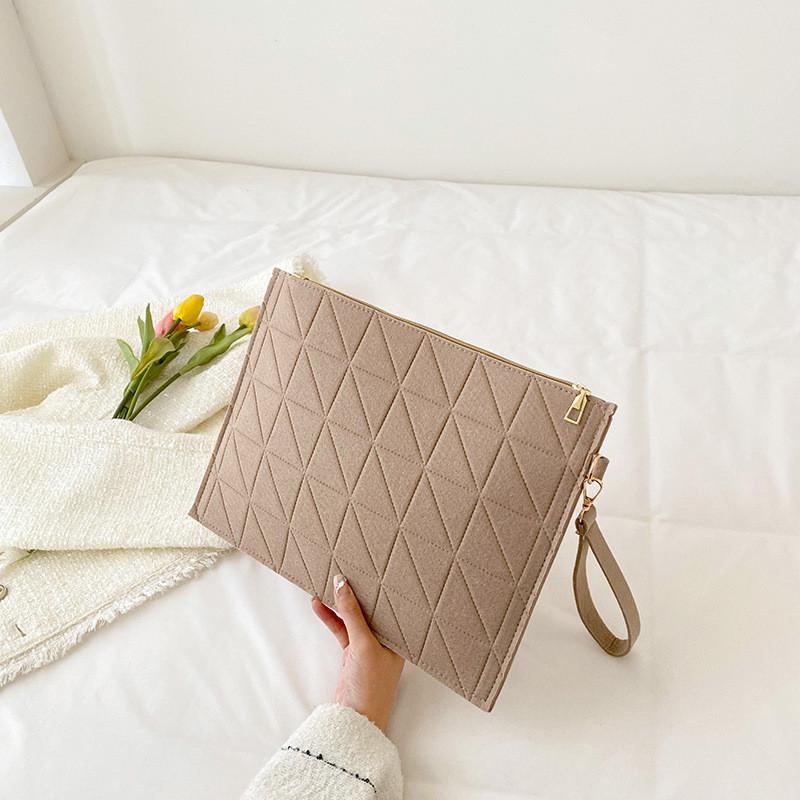 Стильная винтажная сумка-конверт для женщин черного, зеленого, фуксии и хаки цветов. Идеально подходит для повседневных весенних нарядов.