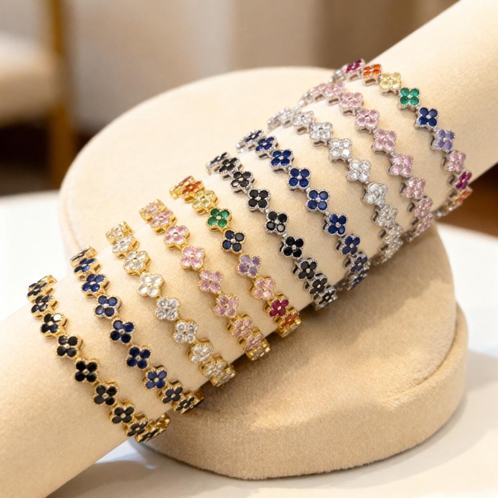 Full-diamond four-leaf clover bracelet - fashionable, luxurious, pull-out style accessory, versatile and colorful zirconium stone wristband