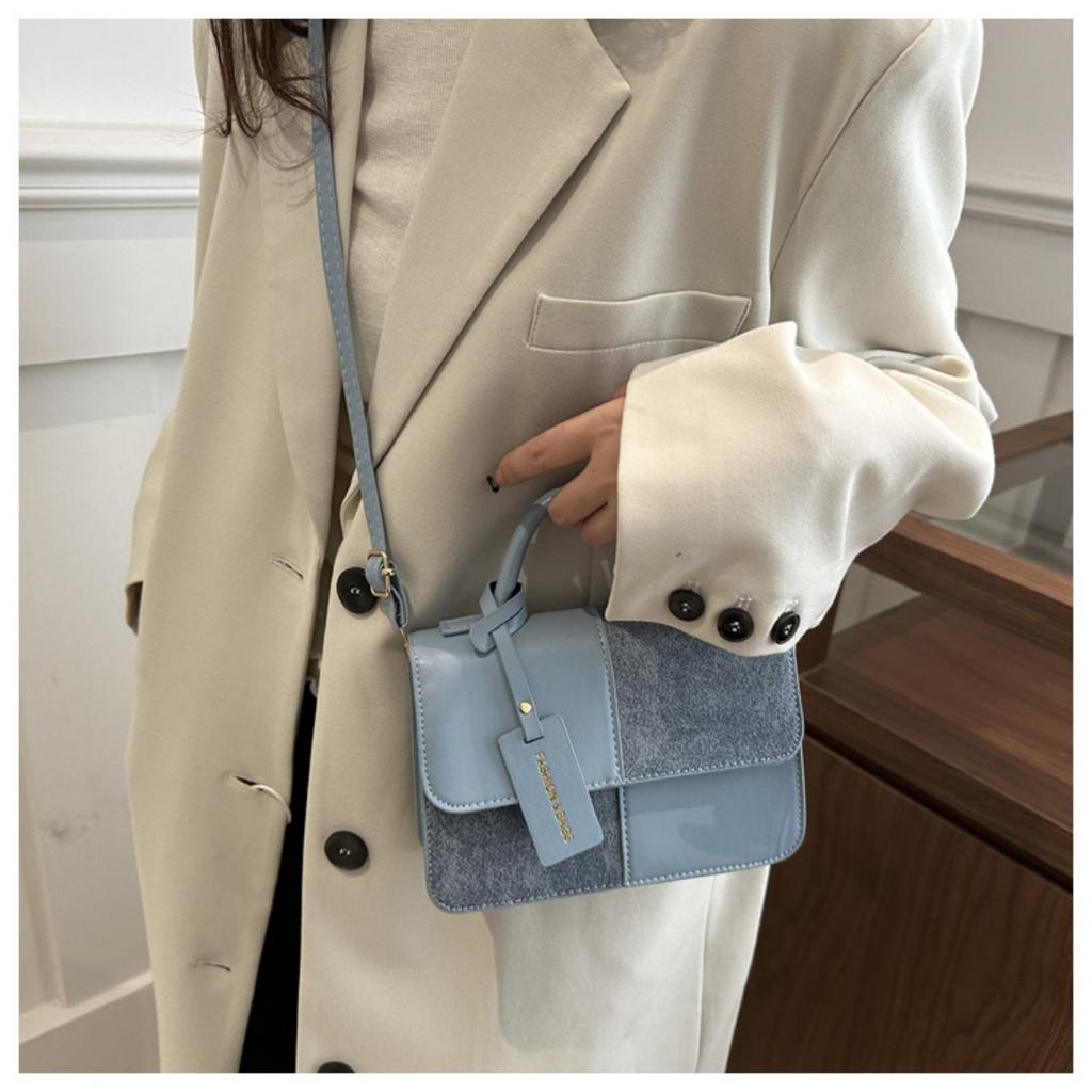 Small Handbag with Niche Design for Women, Winter New Fashionable Commuting Small Square Bag with High Aesthetic Sense, Shoulder Bag