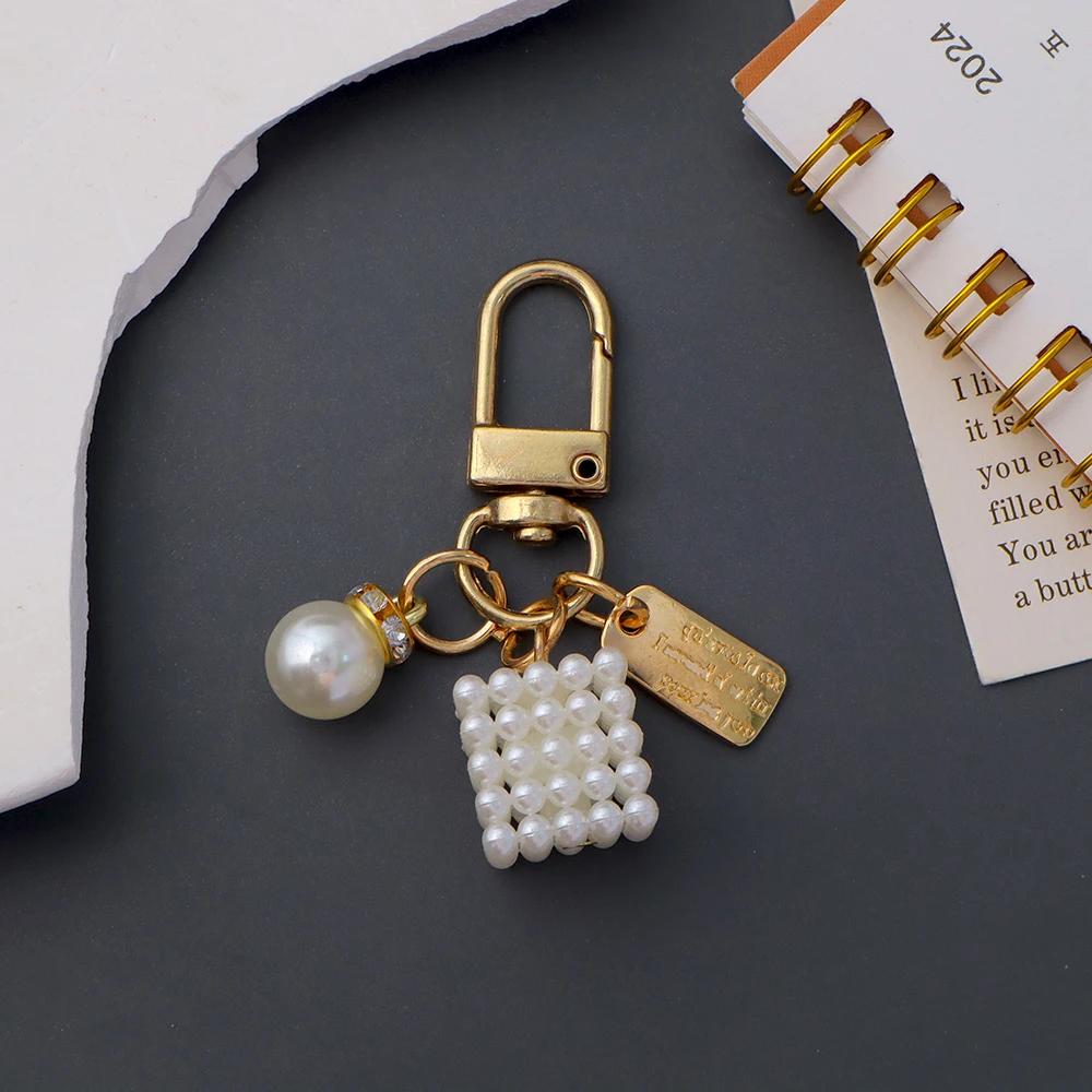 Elegant Pearl Keychain Luxury Shell Flower Leaf Pearl Keyring Handbag Charm DIY Car Key Accessories for Women Stylish Gift