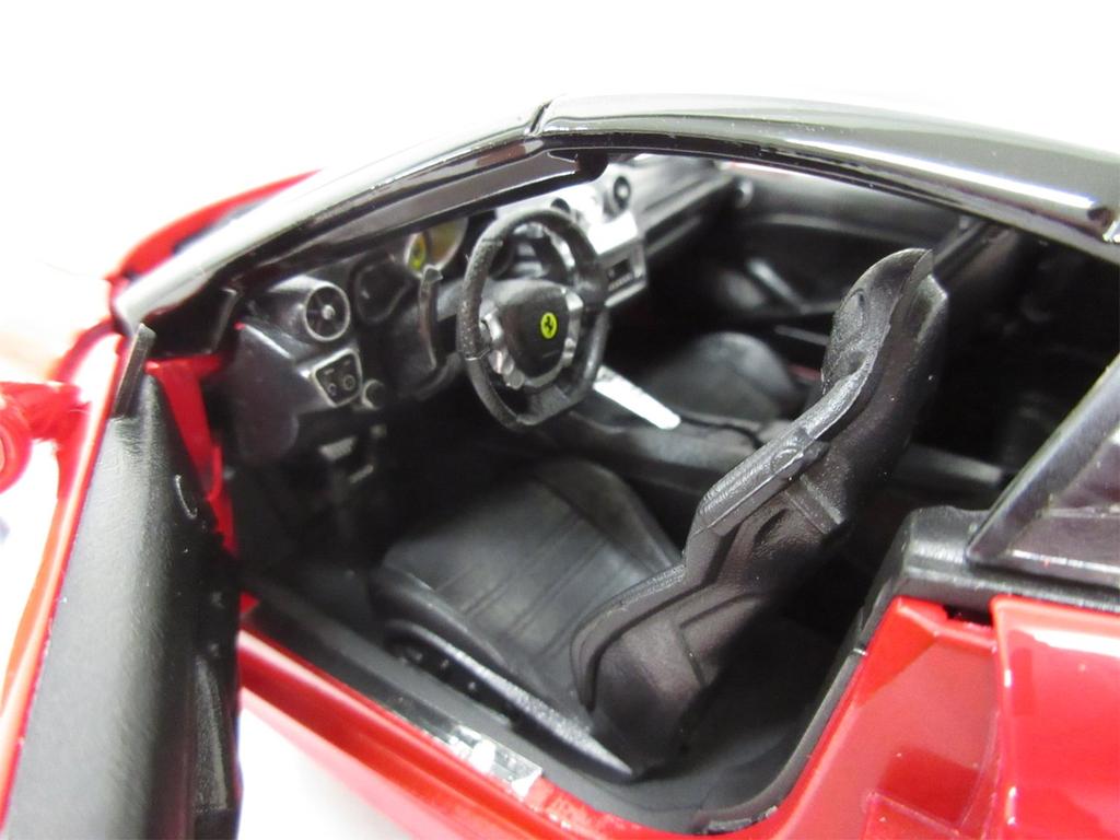 Bburago Ferrari Race Play Series California T Red & 118 Close-Top 200-452