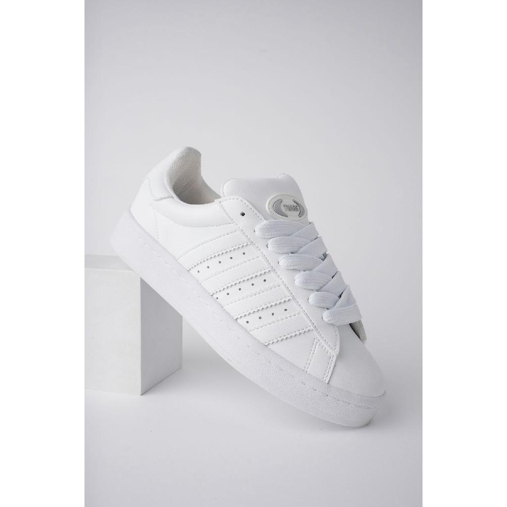 Спортивные кроссовки черные белые