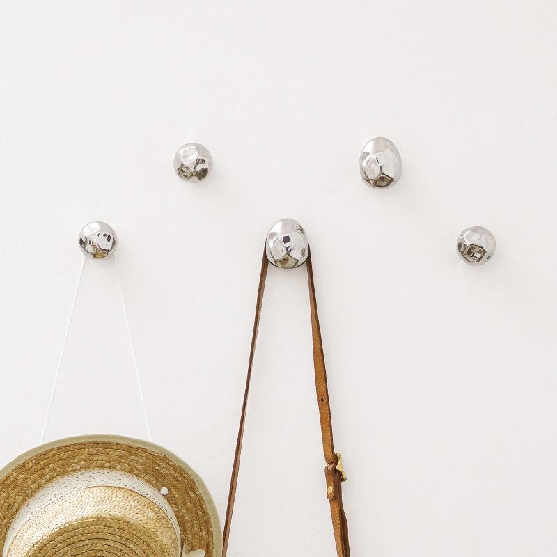 Creative Silver Hammered Stone Wall Hook Decorative Mount No-Drill Irregular Stone-Shaped Ceramic Hook Living Room Bedroom Decor