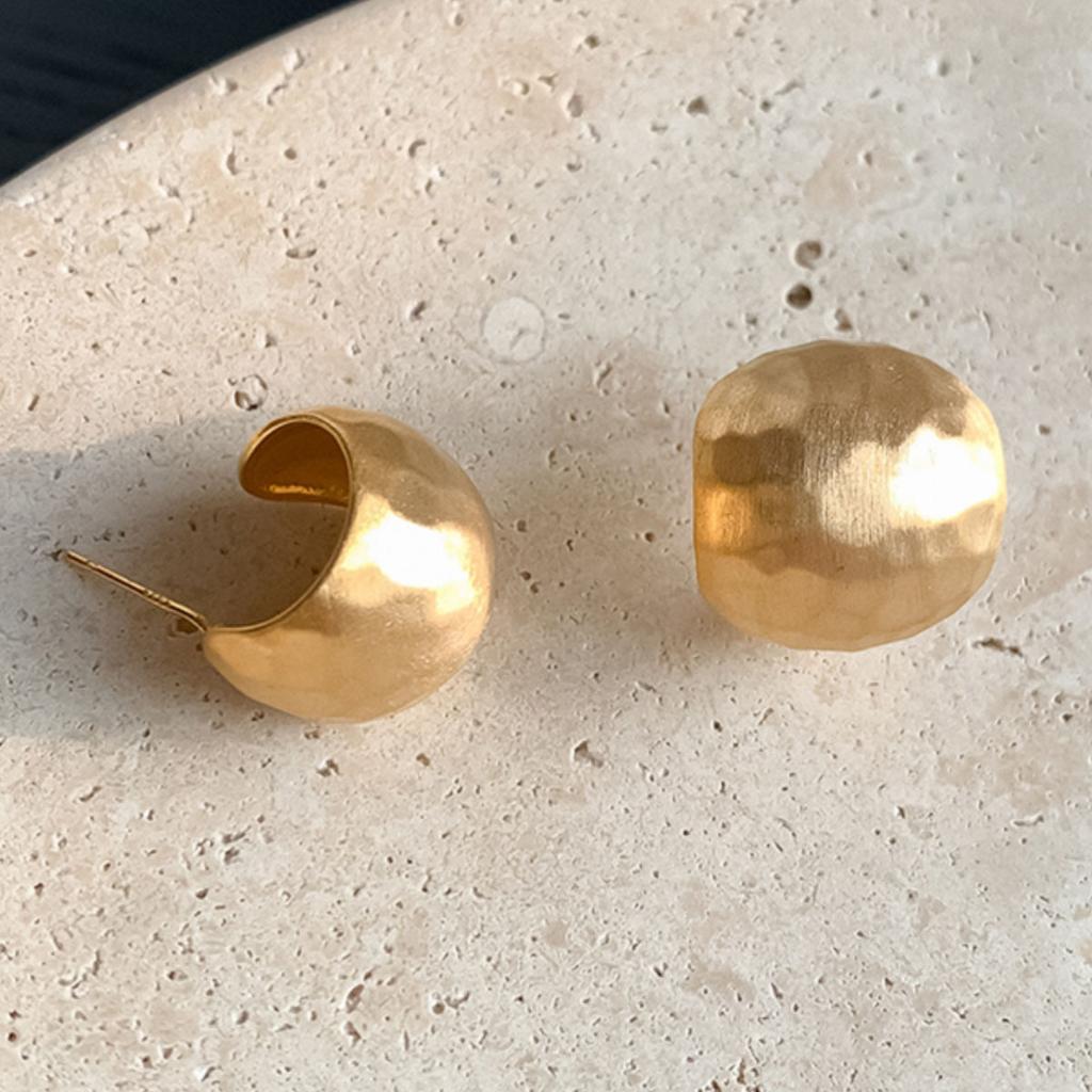 Ретро матовые полукруглые серьги с мятым узором, легкая роскошь, темперамент, нишевые, для пирсинга ушей, с ощущением зрелости, женские аксессуары, ювелирные изделия