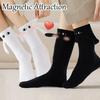 Рука Держит Носки Магнитные В Руках Смешные Мужские Для Женщин Новинка Дружба Пары Лучшая Подруга Подарок Парень Девушка Белые Носки