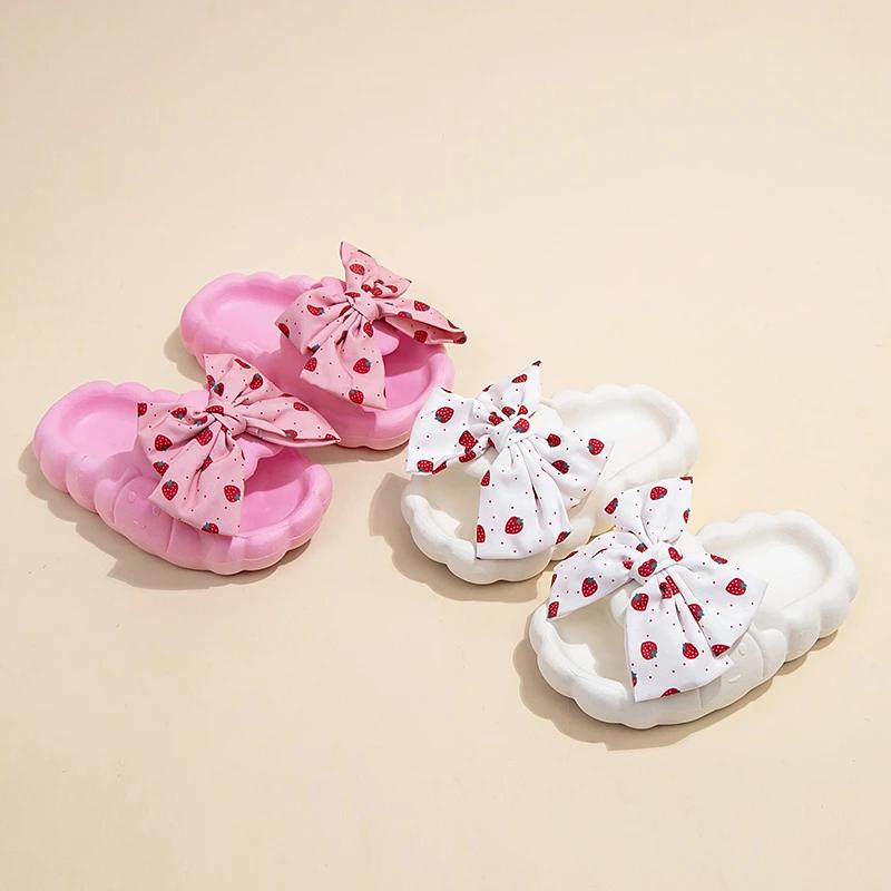 2024 Детские уличные тапочки для девочек, летняя новая мода, сладкие бабочки, клубника, мягкая подошва, нескользящая, повседневная пляжная обувь