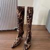 Модные новые женские сексуальные сапоги с леопардовым принтом, модные высокие каблуки с острым носком, застегивающиеся на молнию, длинные сапоги, модная обувь для показа мод